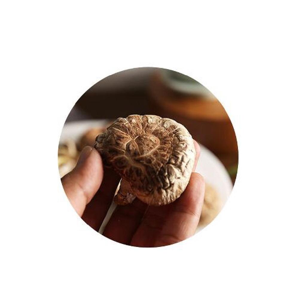 Whole mushrooms for flavor soup oak wood cultivation organic shiitake mushrooms